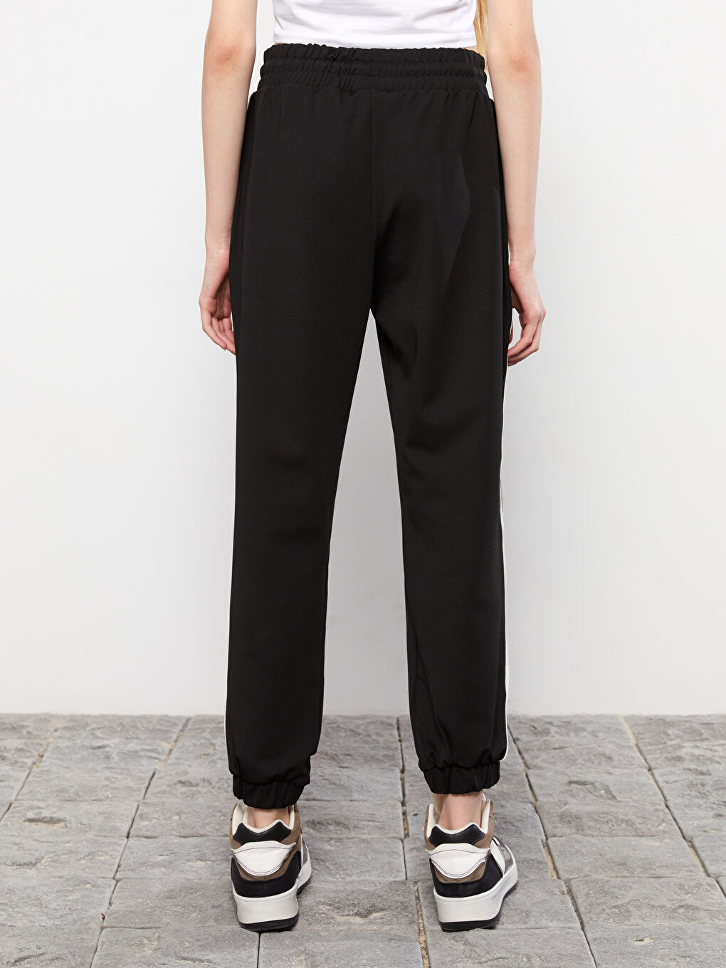 بنطلون رياضي بخصر مرن وجيوب عادية للسيدات-5