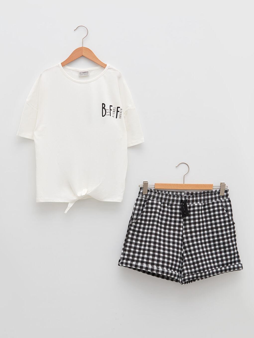 تيشيرت للبنات بياقة دائرية وكم قصير مطبوع مع شورت