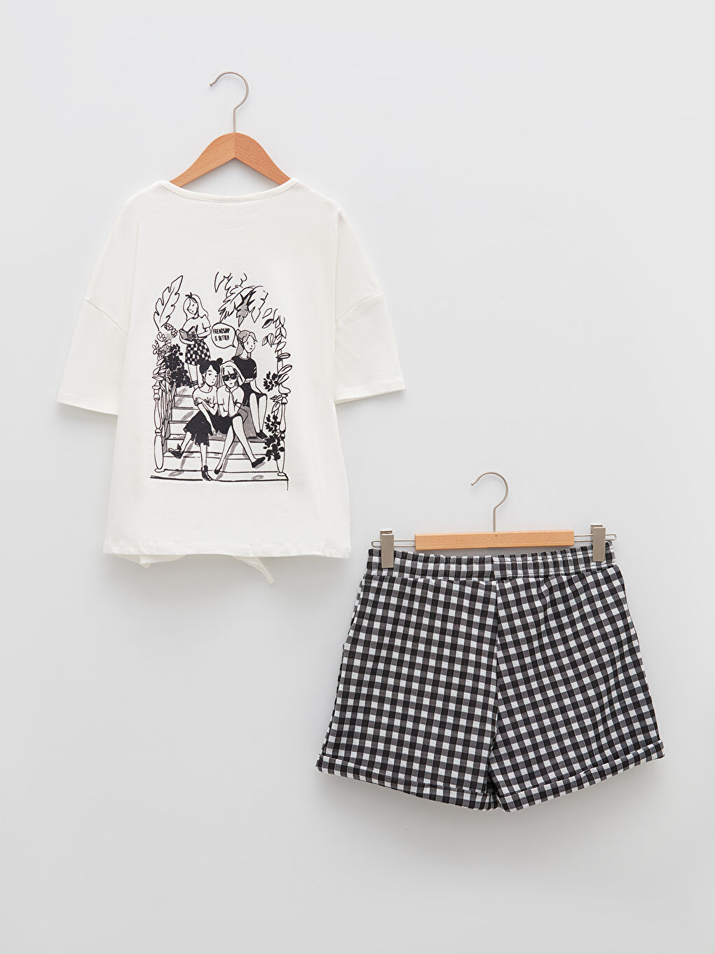 تيشيرت للبنات بياقة دائرية وكم قصير مطبوع مع شورت-1