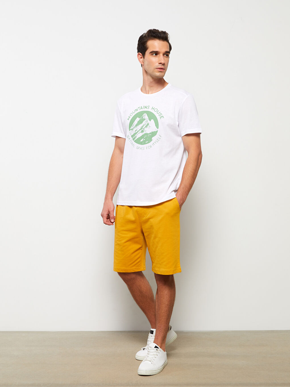 LCWAIKIKI Basic Regular Fit Men's Shorts with Elastic Waist -S2CD35Z8-QA6