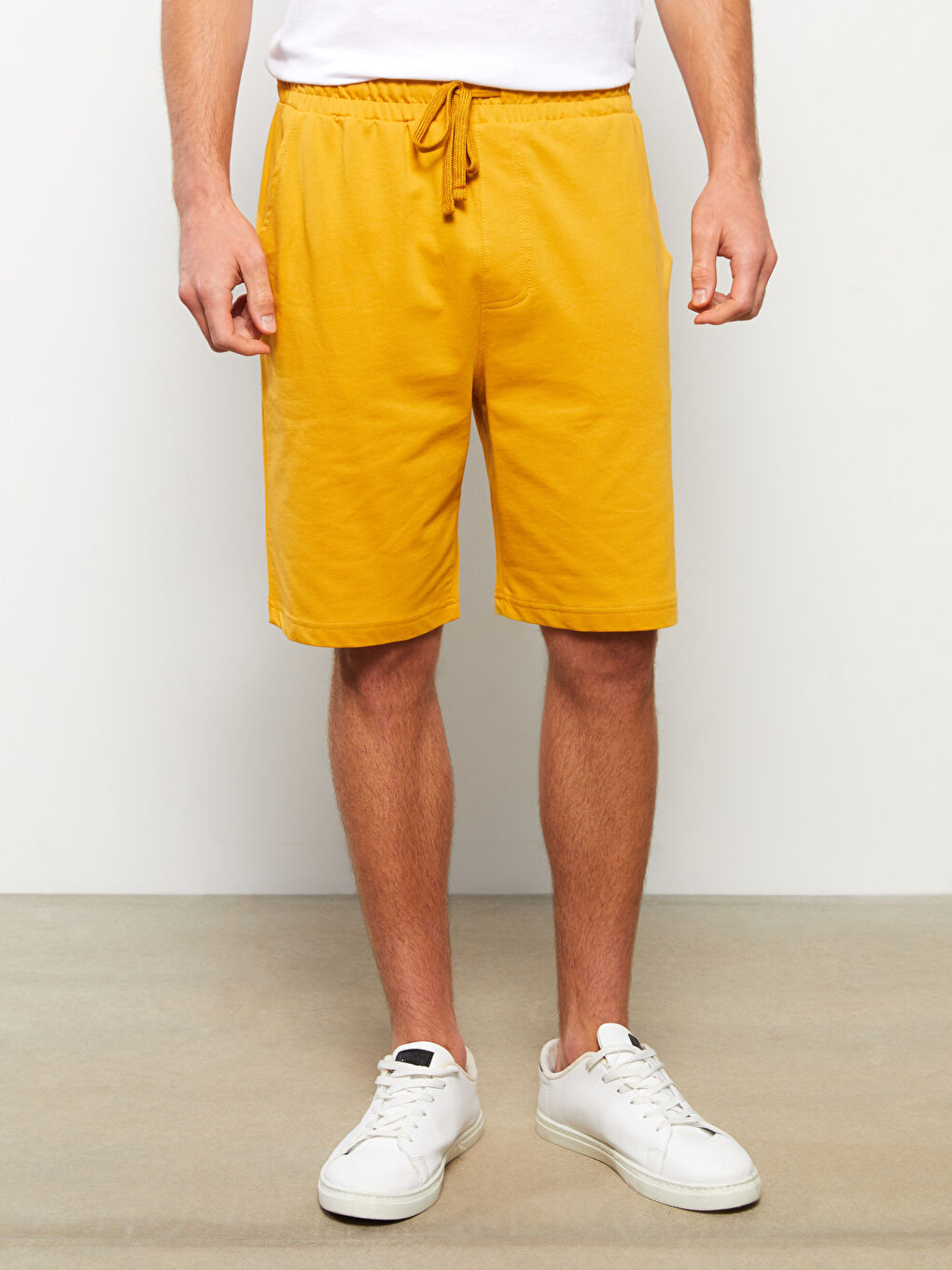 LCWAIKIKI Basic Regular Fit Men's Shorts with Elastic Waist -S2CD35Z8-QA6