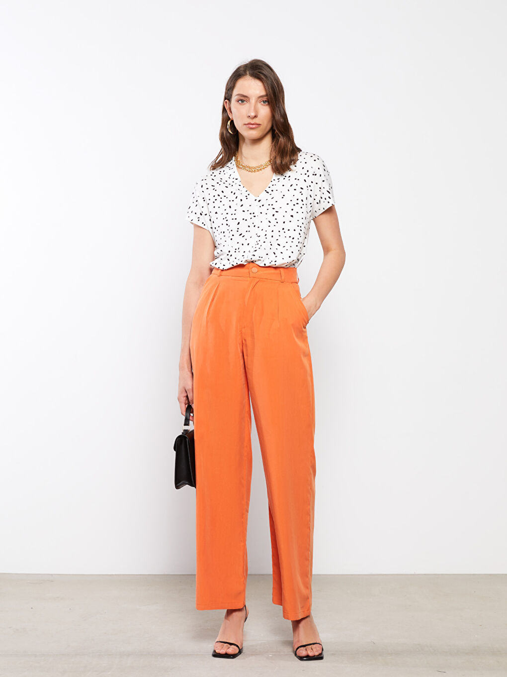 بلوزة ياقة على شكل حرف V مطبوع كم قصير كريب للسيدات