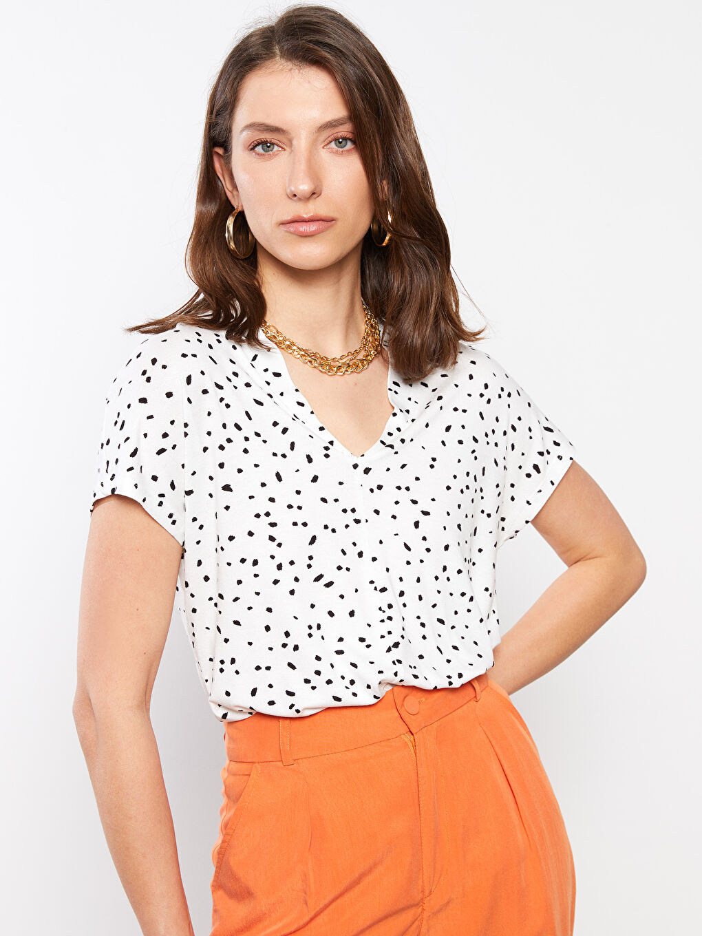 بلوزة ياقة على شكل حرف V مطبوع كم قصير كريب للسيدات-1