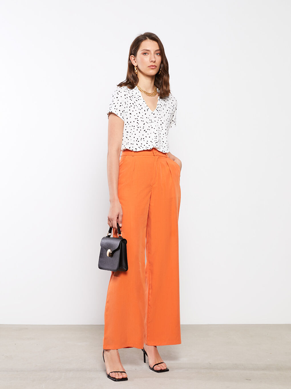 بلوزة ياقة على شكل حرف V مطبوع كم قصير كريب للسيدات-3