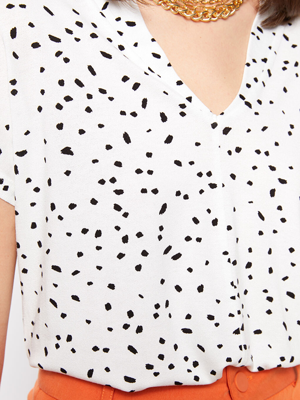 بلوزة ياقة على شكل حرف V مطبوع كم قصير كريب للسيدات-4