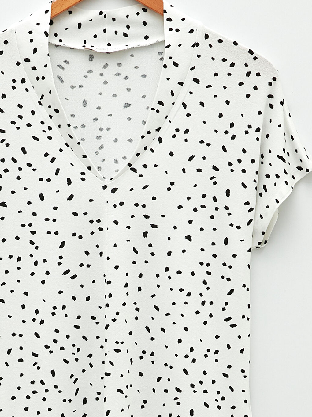 بلوزة ياقة على شكل حرف V مطبوع كم قصير كريب للسيدات-8