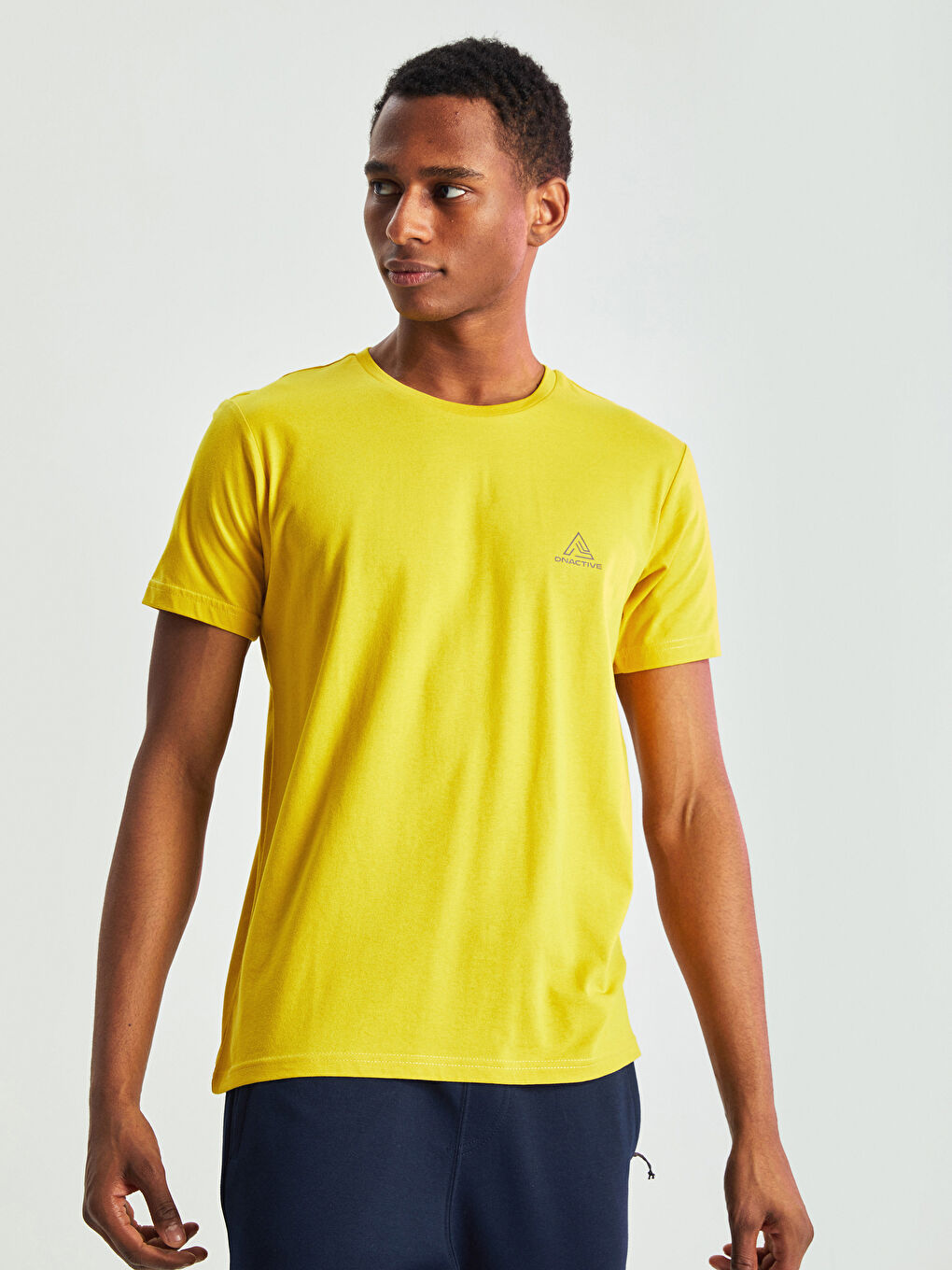 Tricou sport imprimat cu mânecă scurtă și guler rotund pentru bărbați-1