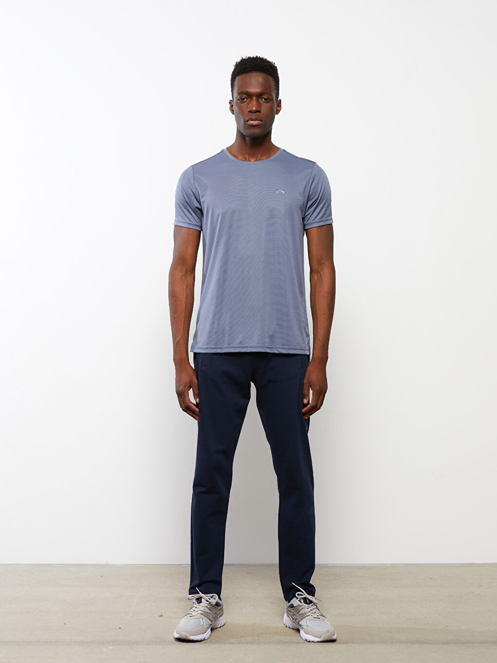 تيشيرت رياضي كم قصير بياقة دائرية للرجال-2