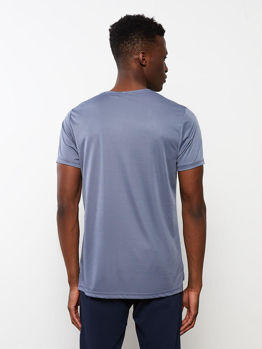 تيشيرت رياضي كم قصير بياقة دائرية للرجال-4