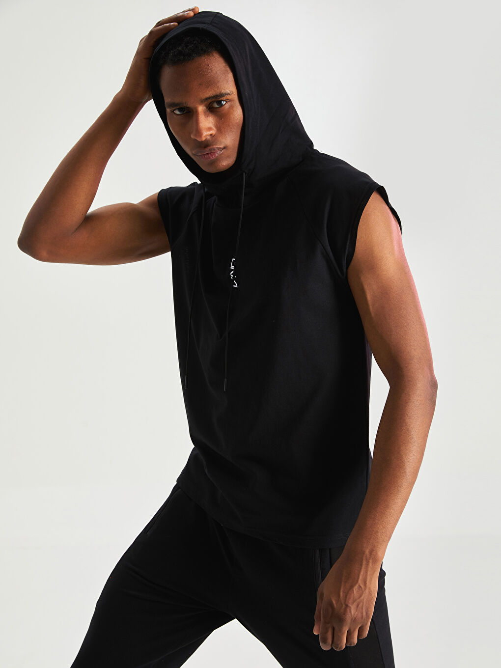 Siyah Kapüşonlu Baskılı Erkek Kolsuz Tişört