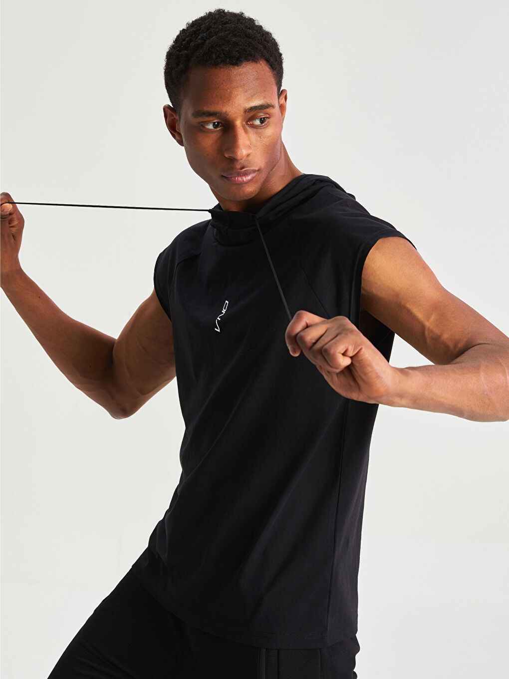 Siyah Kapüşonlu Baskılı Erkek Kolsuz Tişört-1