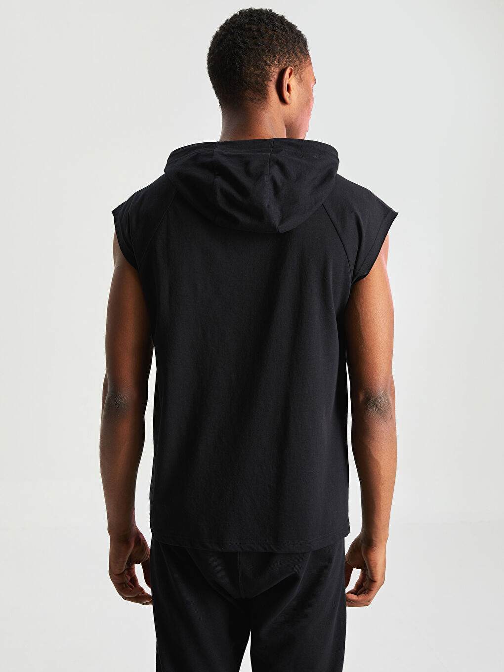 Siyah Kapüşonlu Baskılı Erkek Kolsuz Tişört-4