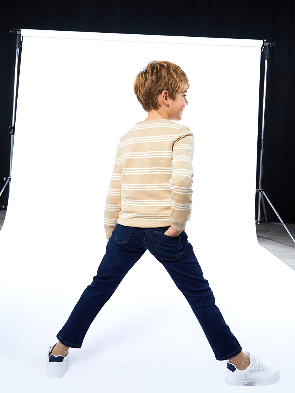 Базовые джинсы морковного кроя для мальчиков-1