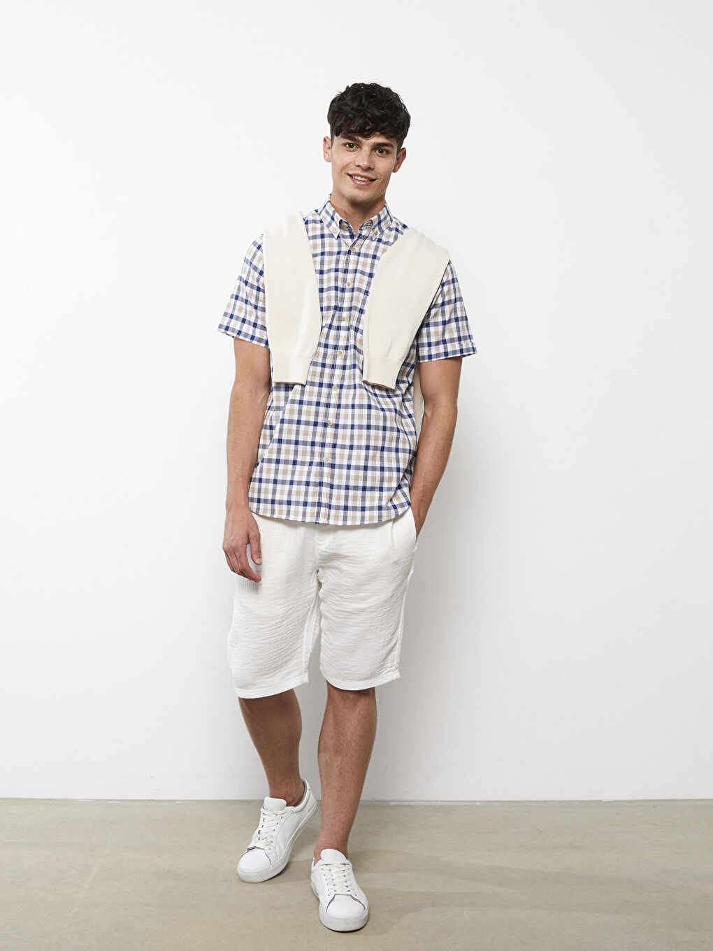 Рубашка мужская оксфордская в клетку стандартного кроя с короткими рукавами-2