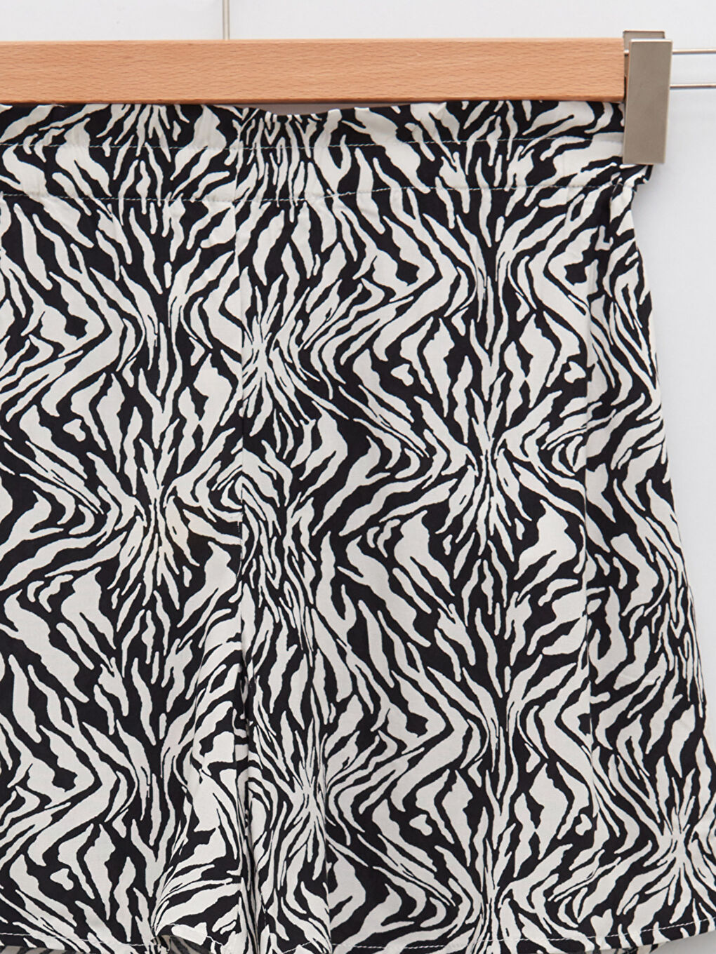 Bej Beli Lastikli Desenli Viskon Kadın Deniz Şortu-9