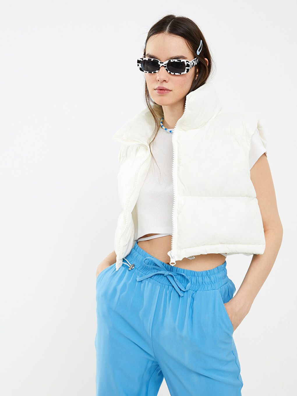 Женский дутый жилет с воротником-трубой, однотонный, кроп