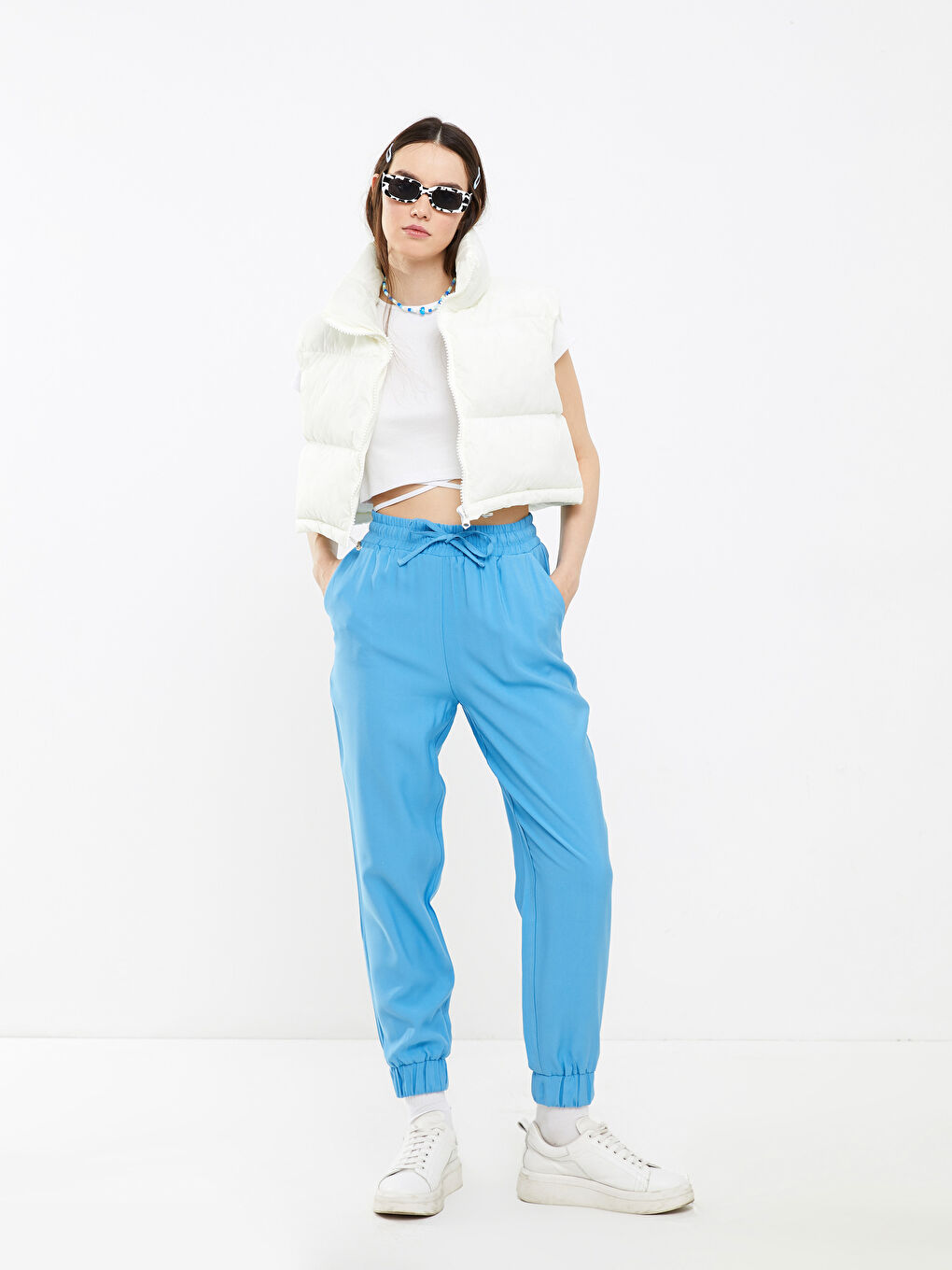 Женский дутый жилет с воротником-трубой, однотонный, кроп-4