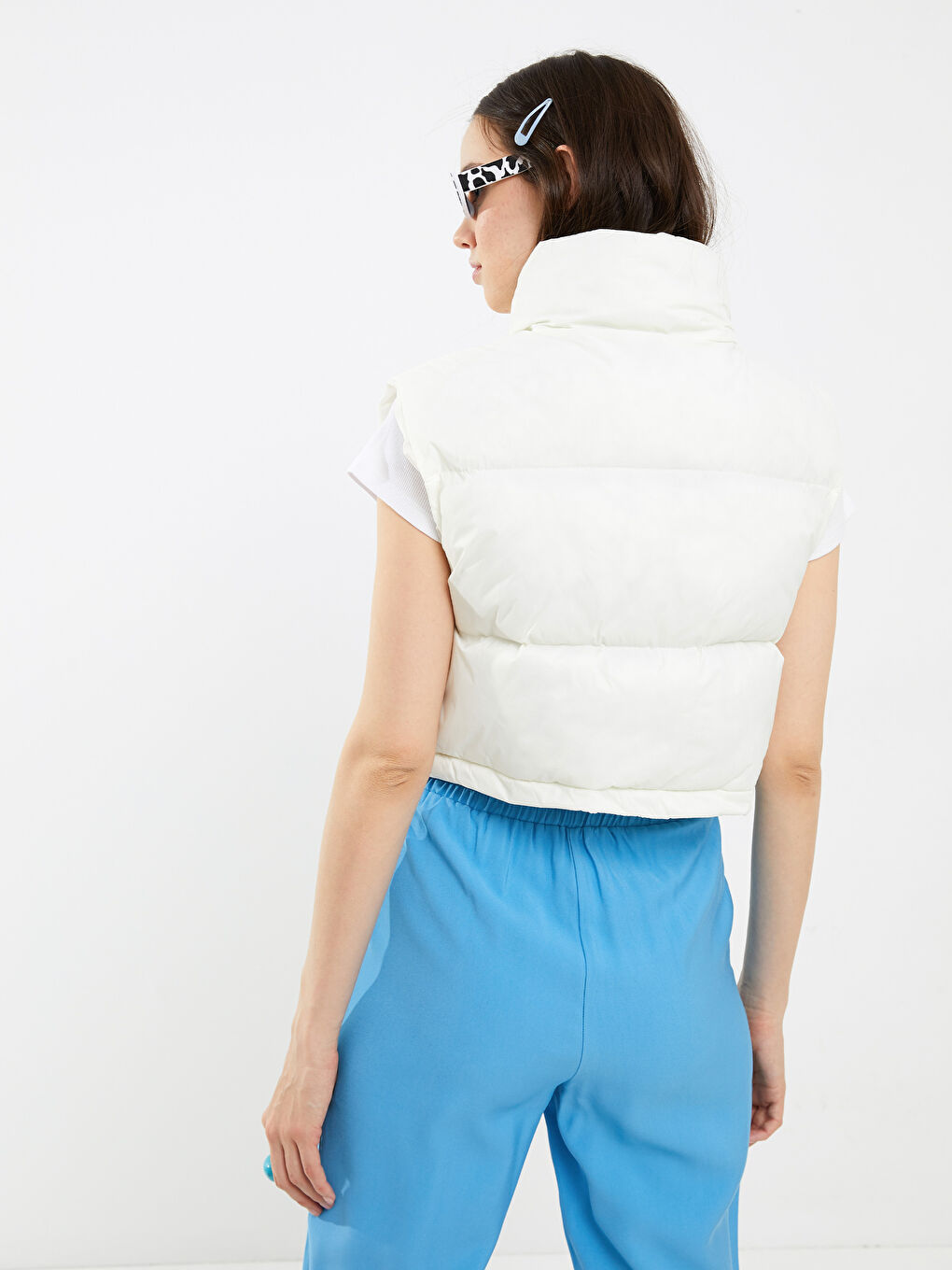 Женский дутый жилет с воротником-трубой, однотонный, кроп-6