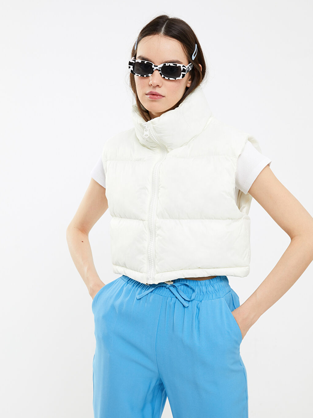 Женский дутый жилет с воротником-трубой, однотонный, кроп-2