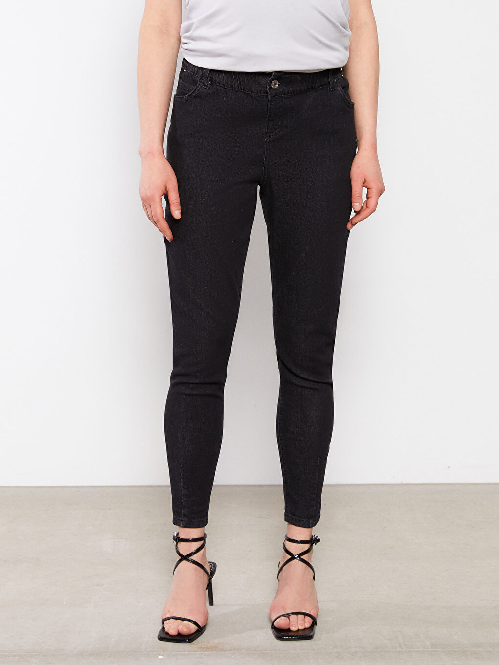 Siyah Beli Lastikli Rahat Kalıp Cep Detaylı Hamile Jean Pantolon-3