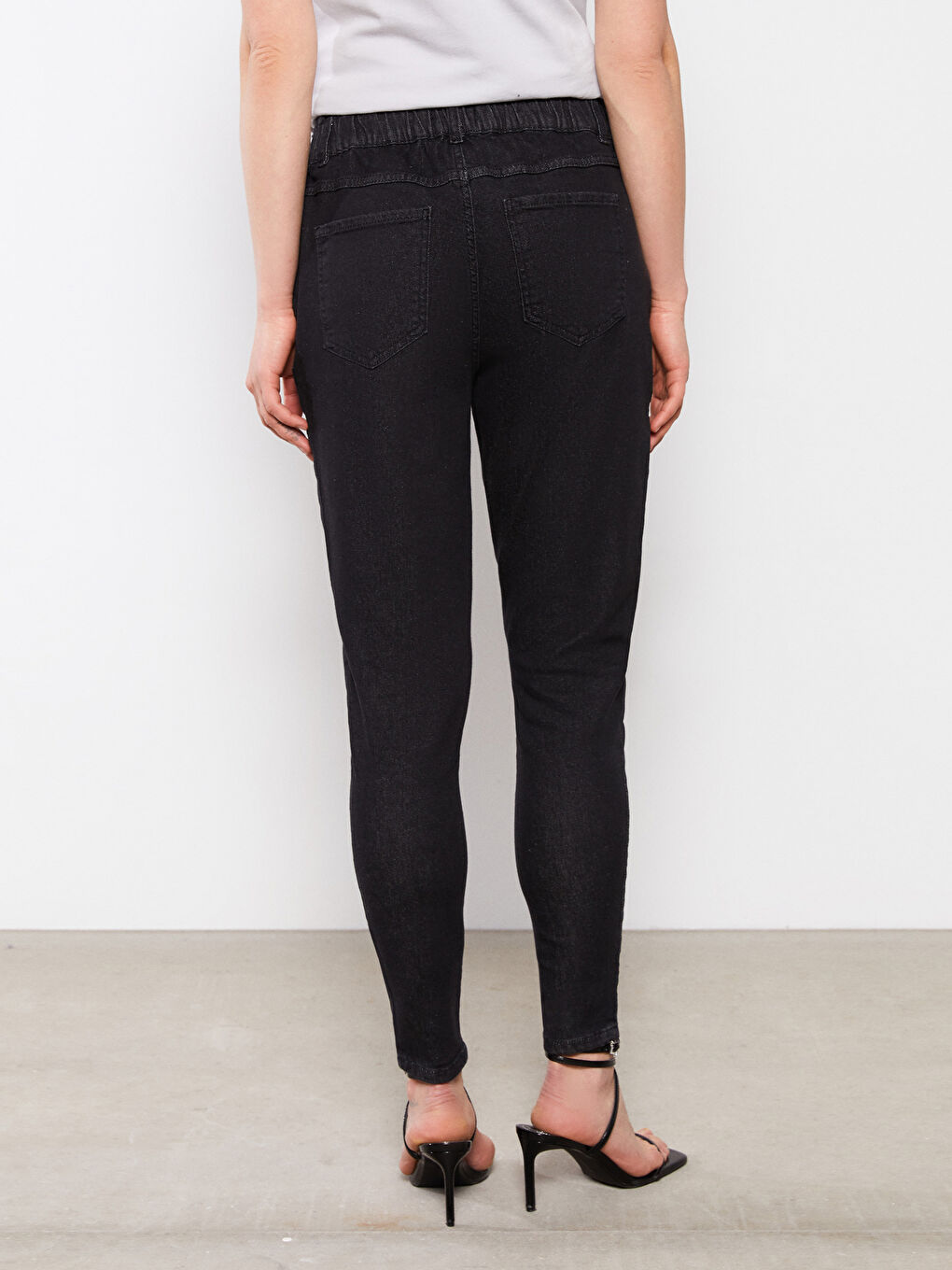 Siyah Beli Lastikli Rahat Kalıp Cep Detaylı Hamile Jean Pantolon-4