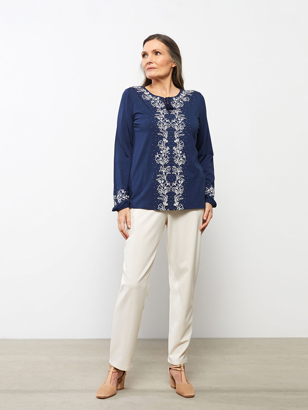 تي شيرت نسائي بأكمام طويلة وياقة مربوطة ومطرز