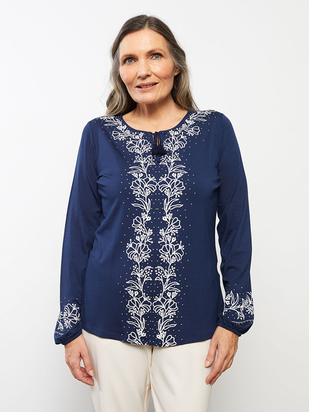 تي شيرت نسائي بأكمام طويلة وياقة مربوطة ومطرز-1