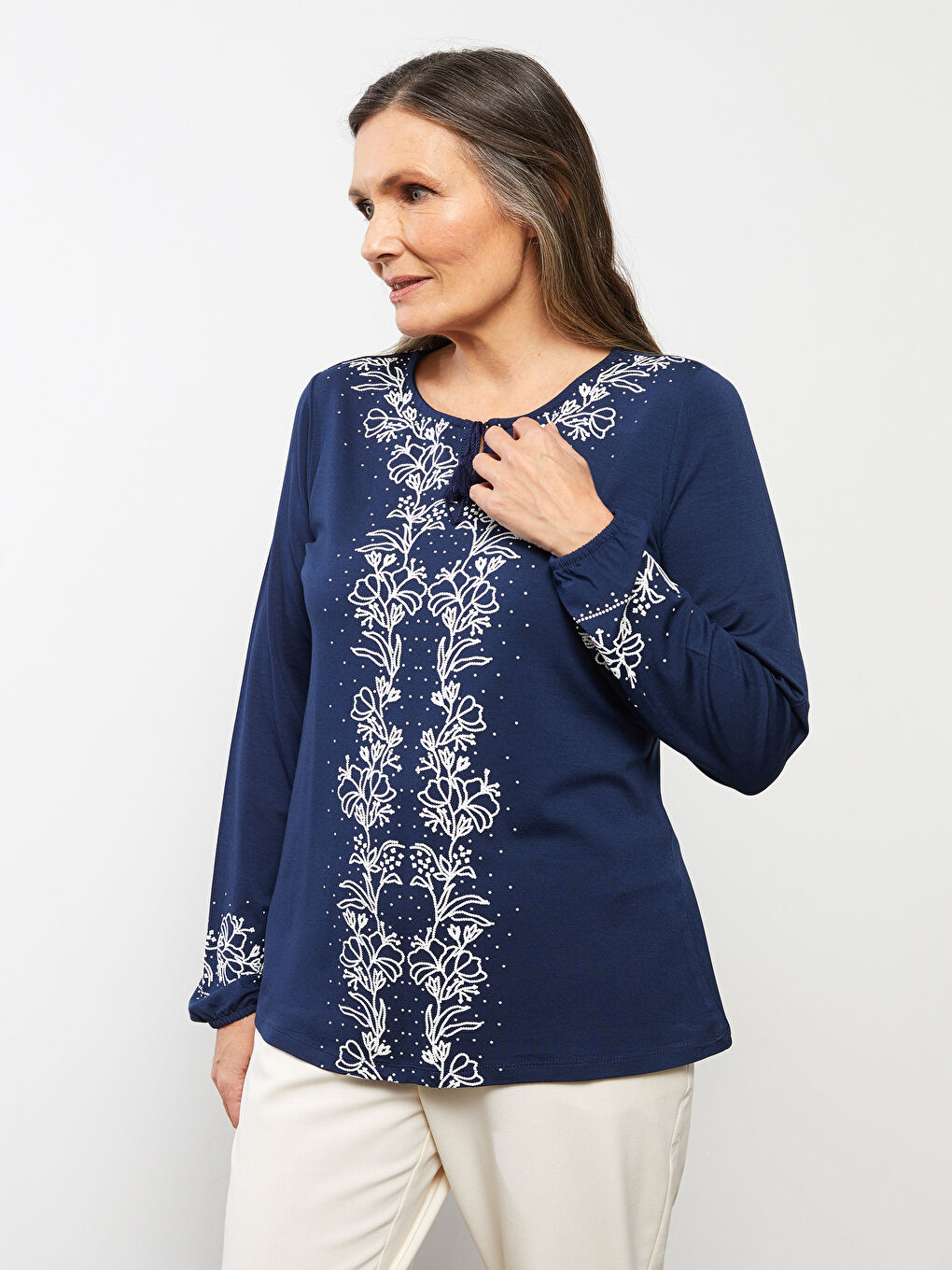 تي شيرت نسائي بأكمام طويلة وياقة مربوطة ومطرز-2