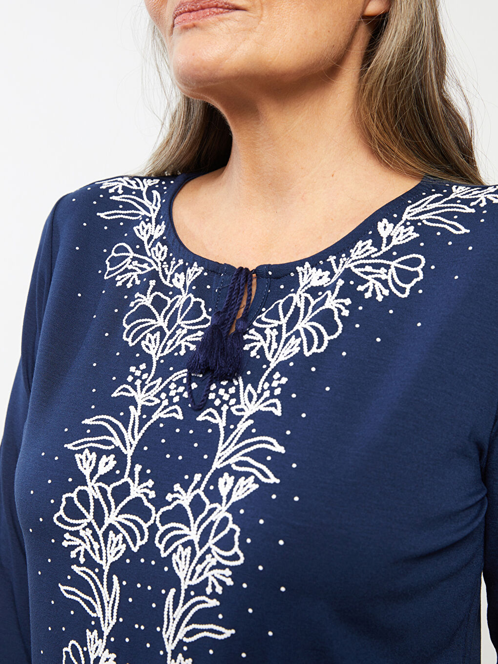 تي شيرت نسائي بأكمام طويلة وياقة مربوطة ومطرز-3