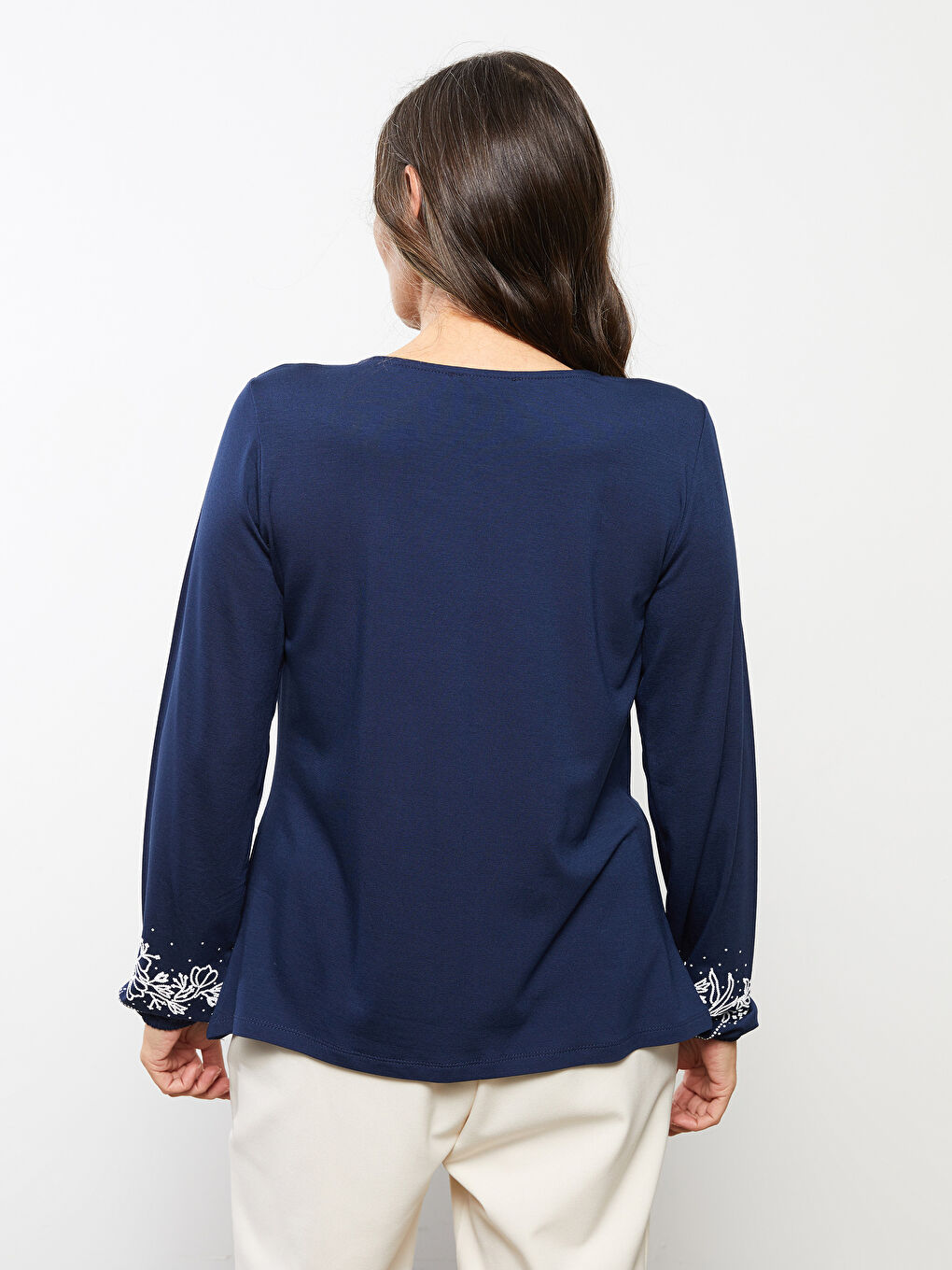 تي شيرت نسائي بأكمام طويلة وياقة مربوطة ومطرز-4