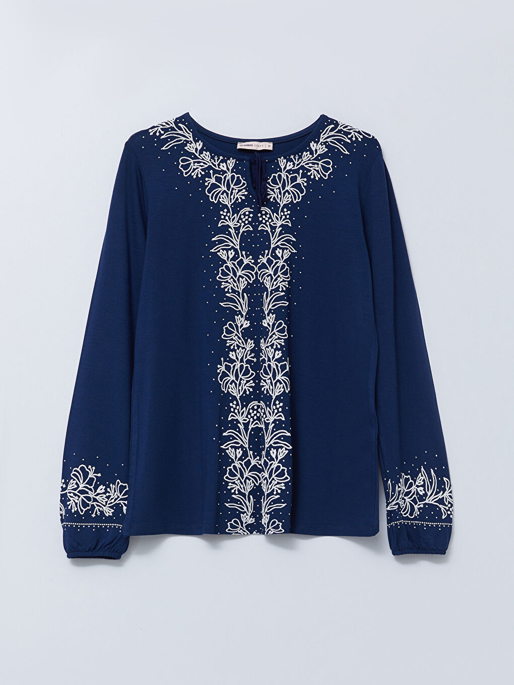 تي شيرت نسائي بأكمام طويلة وياقة مربوطة ومطرز-5