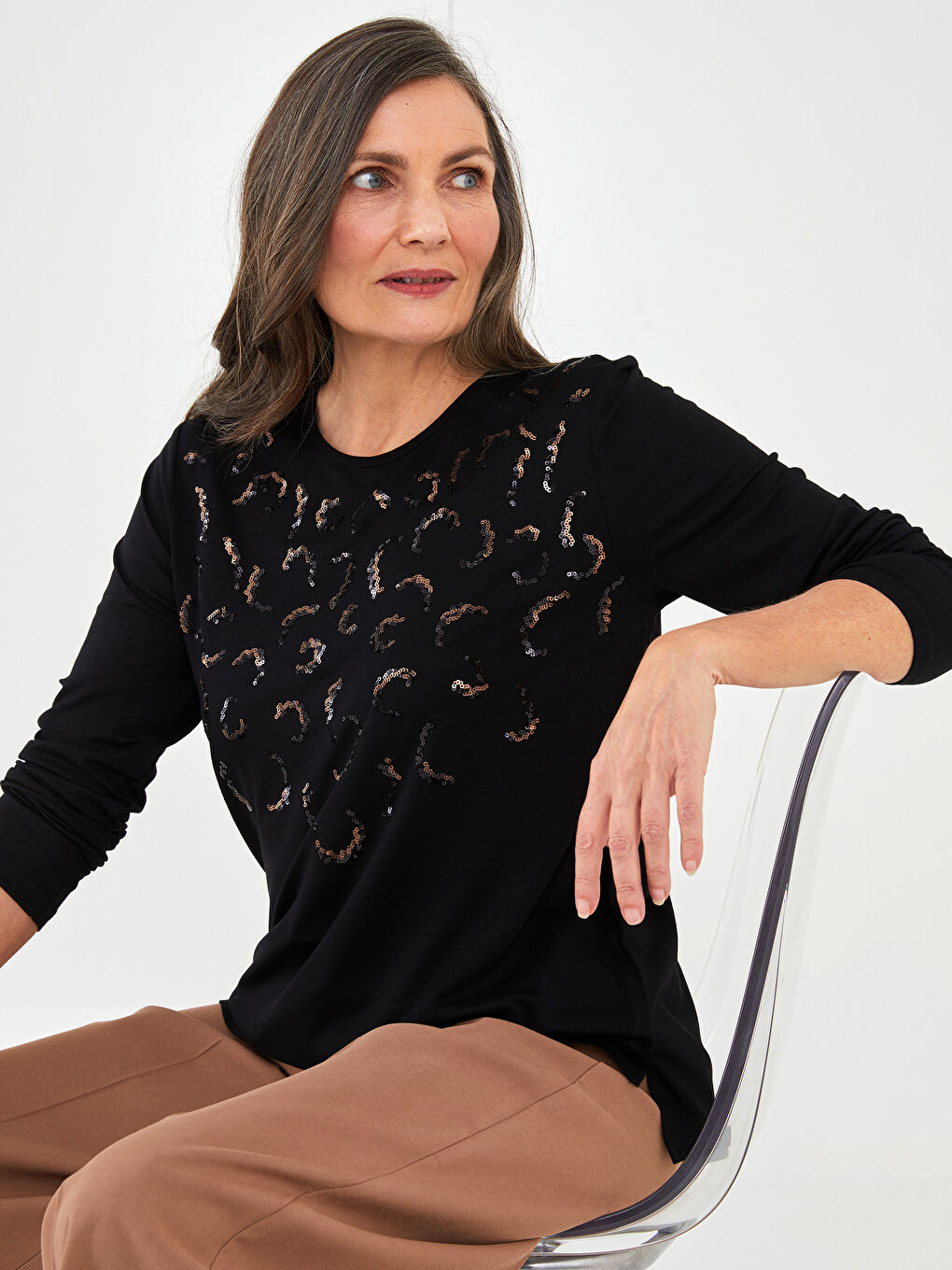 Siyah Bisiklet Yaka Payet Nakışlı Uzun Kollu Kadın Tişört