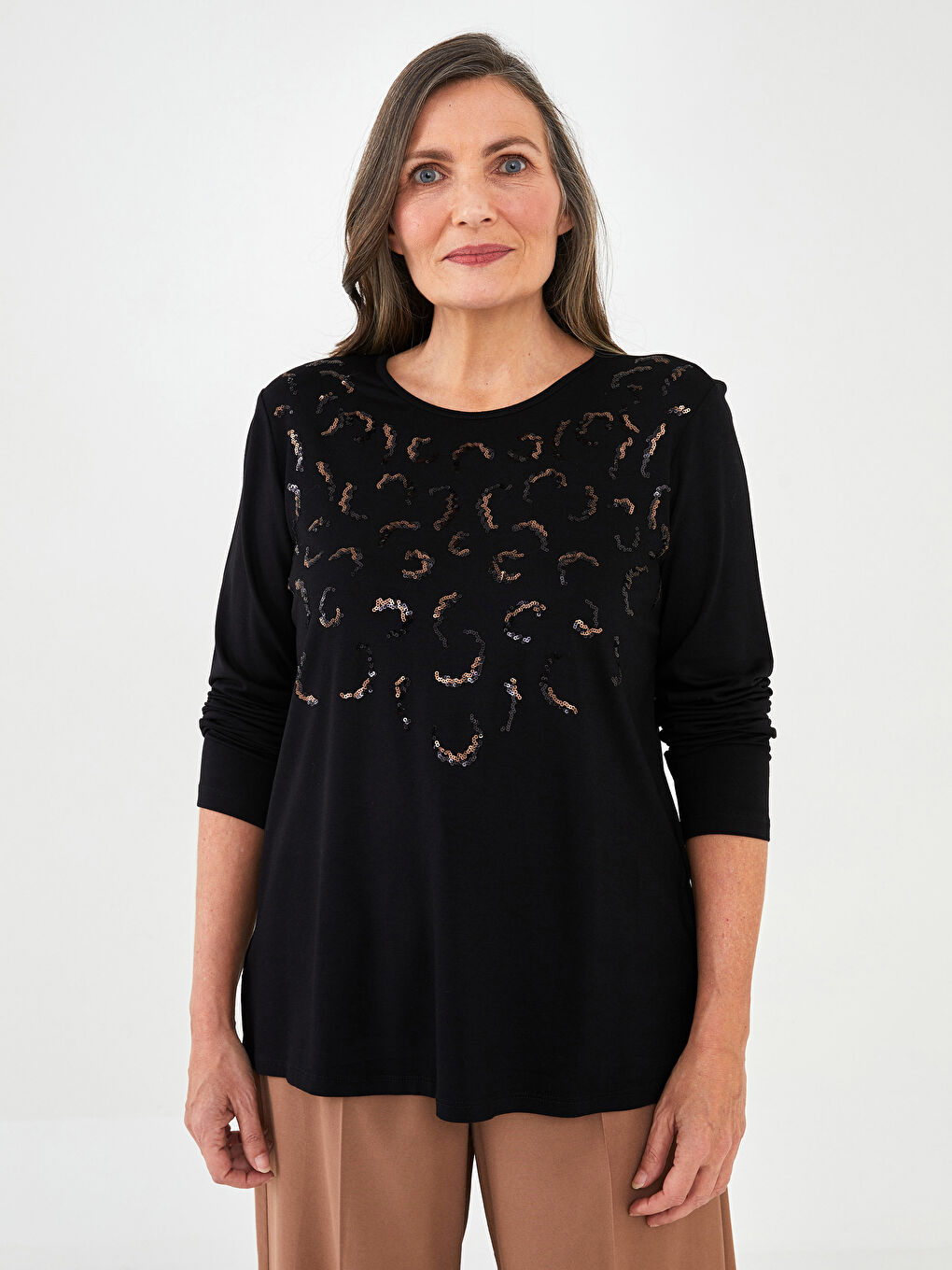 Siyah Bisiklet Yaka Payet Nakışlı Uzun Kollu Kadın Tişört-1