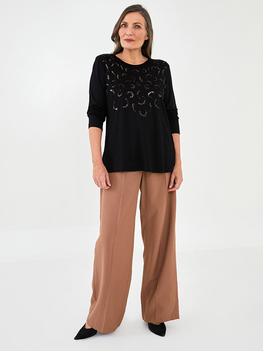 Siyah Bisiklet Yaka Payet Nakışlı Uzun Kollu Kadın Tişört-2