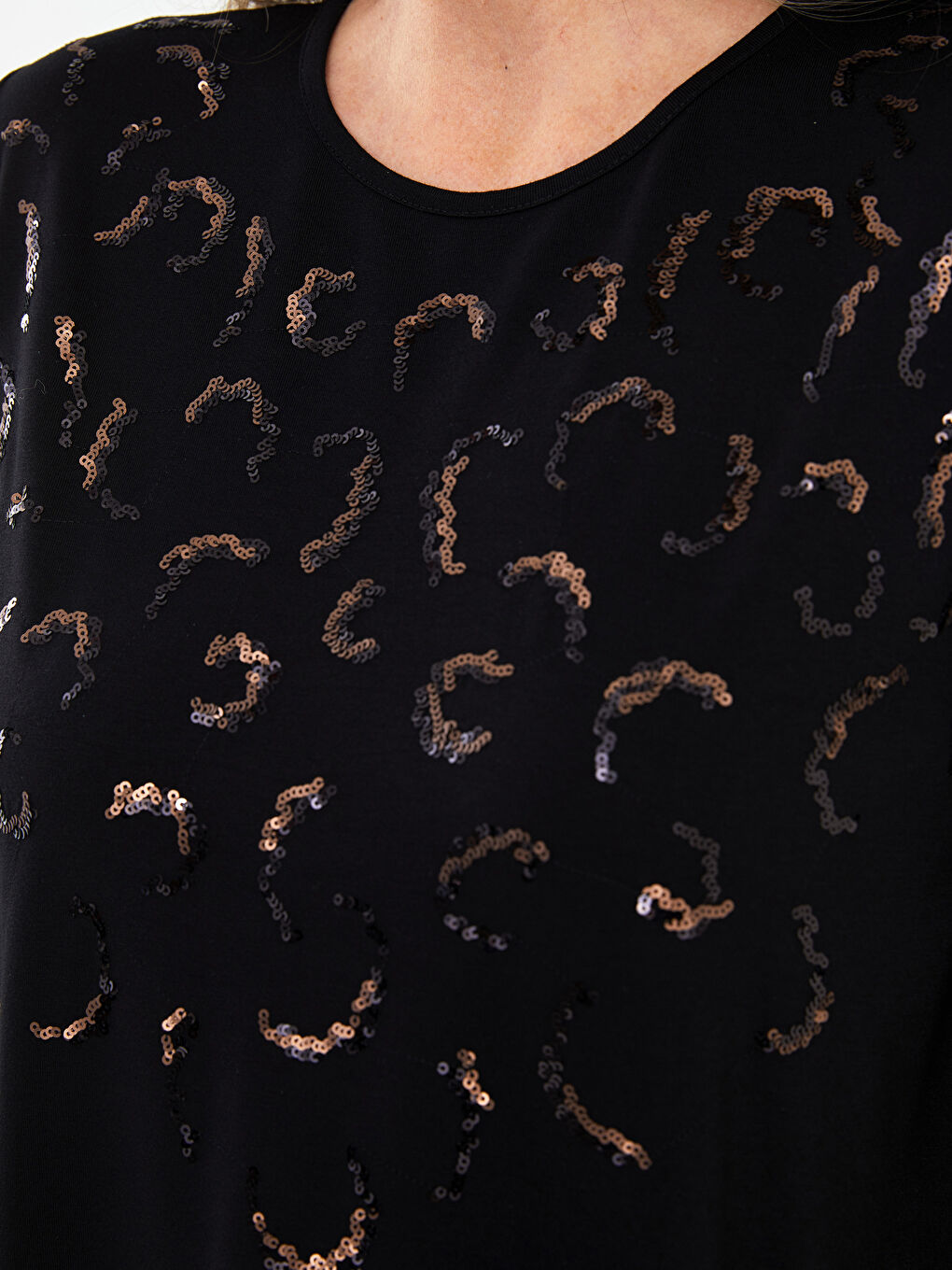 Siyah Bisiklet Yaka Payet Nakışlı Uzun Kollu Kadın Tişört-3