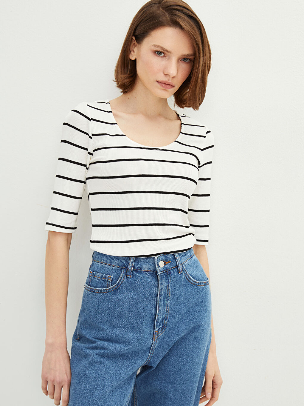 Женская полосатая футболка с U-образным вырезом