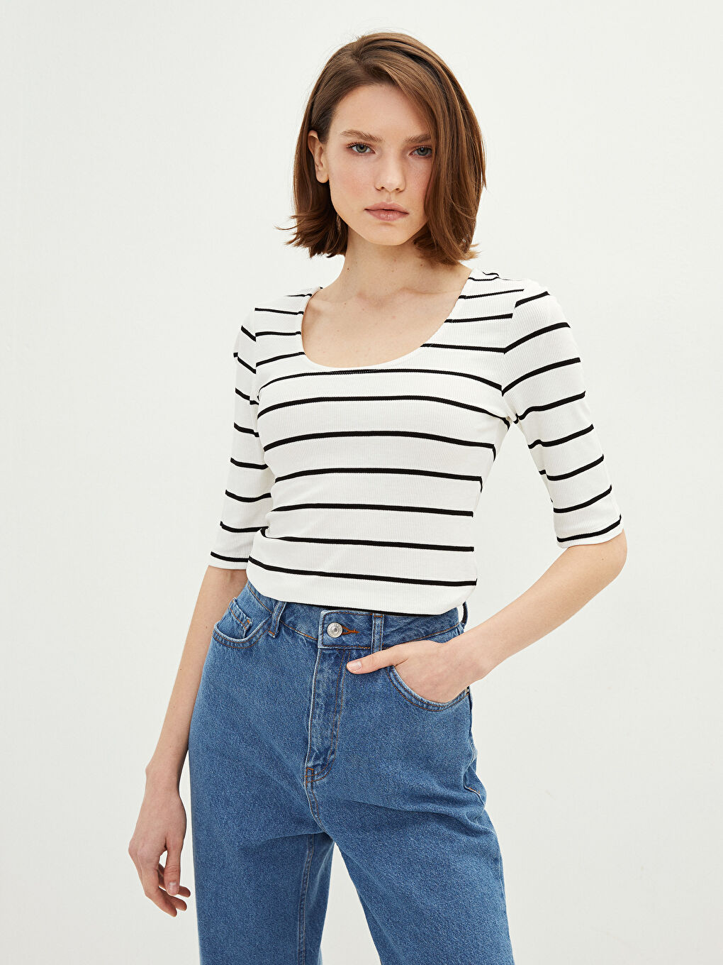 Женская полосатая футболка с U-образным вырезом-1