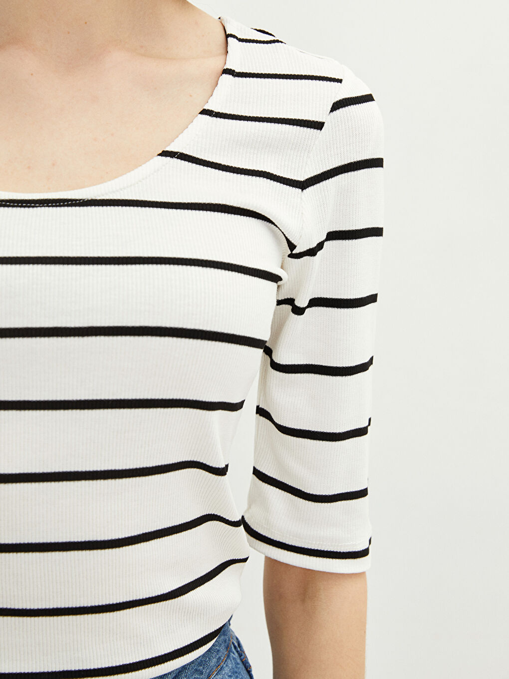 Женская полосатая футболка с U-образным вырезом-3