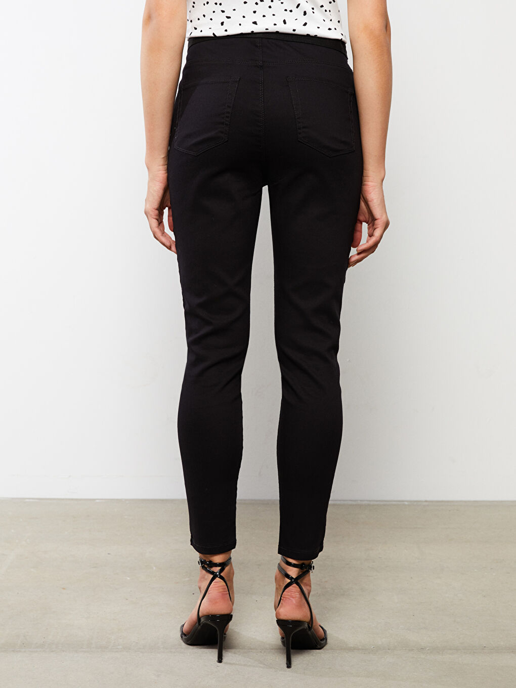 Women's Slim Fit Straight Pocket Detailed Trousers-3