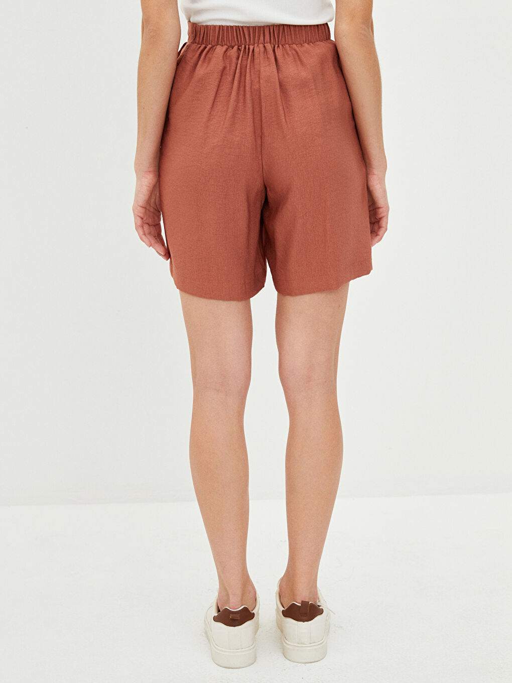Kahverengi Beli Lastikli Düz Cep Detaylı Kadın Şort-3