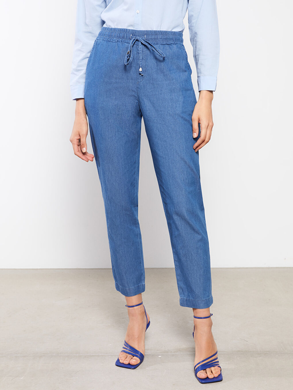 Mavi Beli Lastikli Rahat Kalıp Düz Cep Detaylı Kadın Jean Pantolon-3