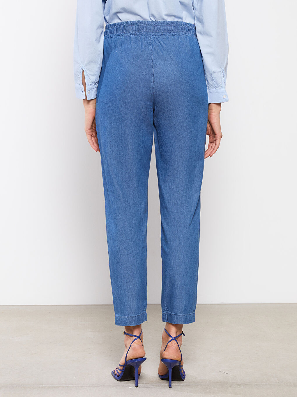 Mavi Beli Lastikli Rahat Kalıp Düz Cep Detaylı Kadın Jean Pantolon-4