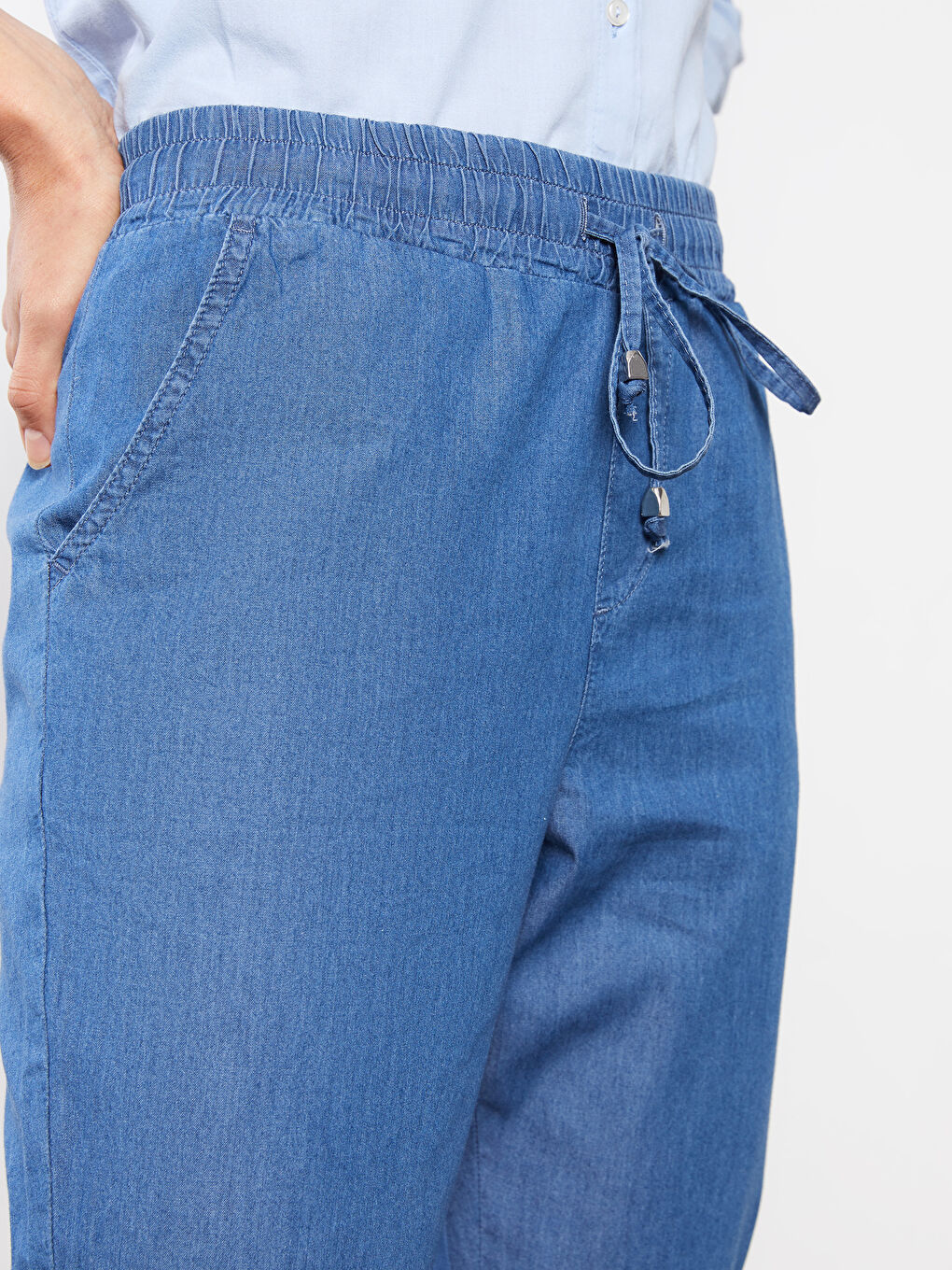 Mavi Beli Lastikli Rahat Kalıp Düz Cep Detaylı Kadın Jean Pantolon-5