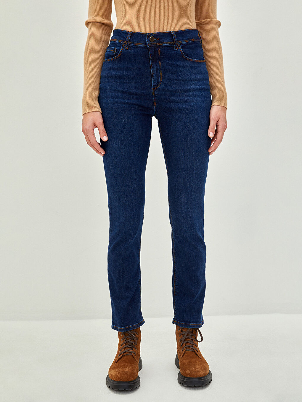 جينز حريمي بتفاصيل جيوب وقصة ضيقة-2