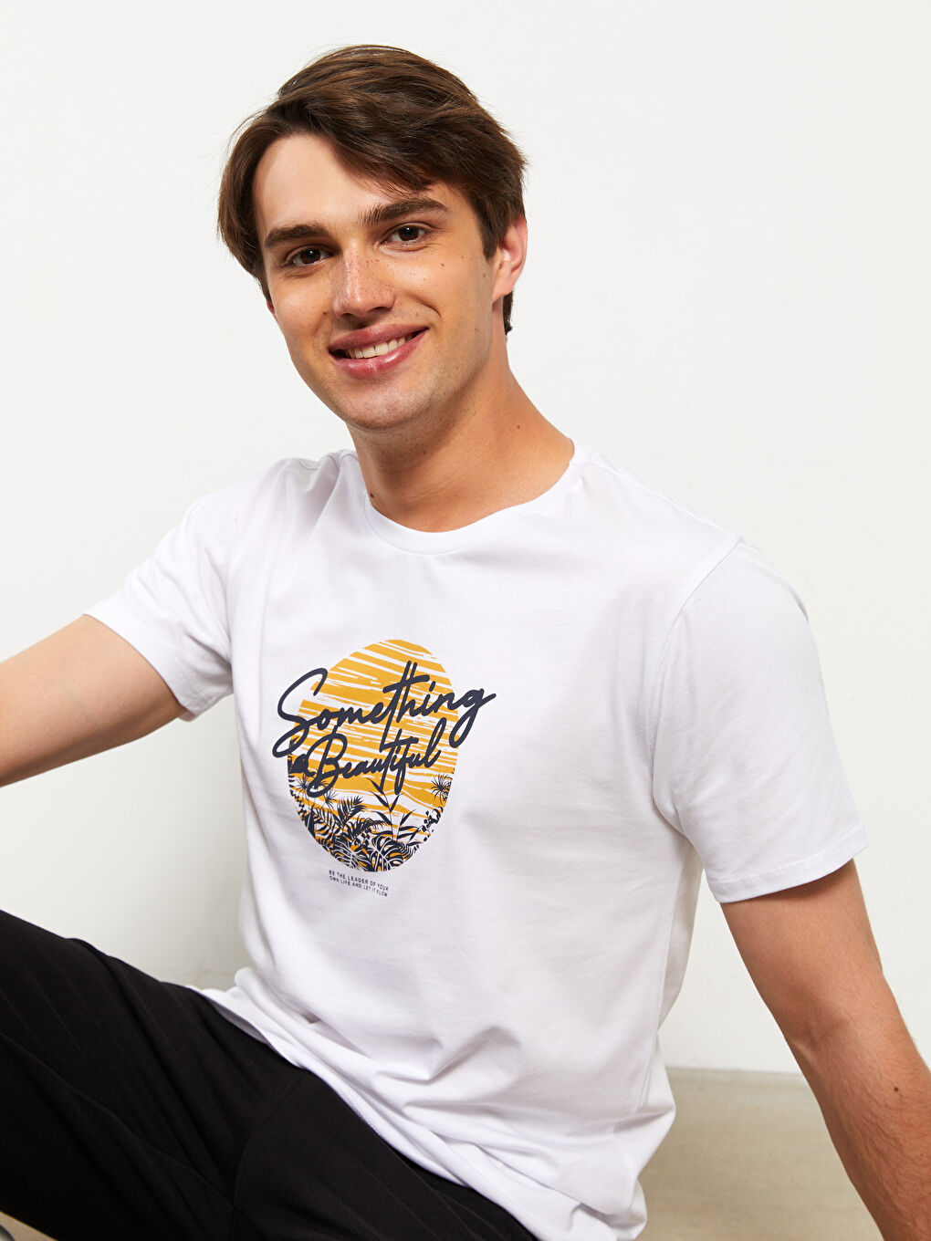 Beyaz Bisiklet Yaka Kısa Kol Baskılı Erkek Tişört