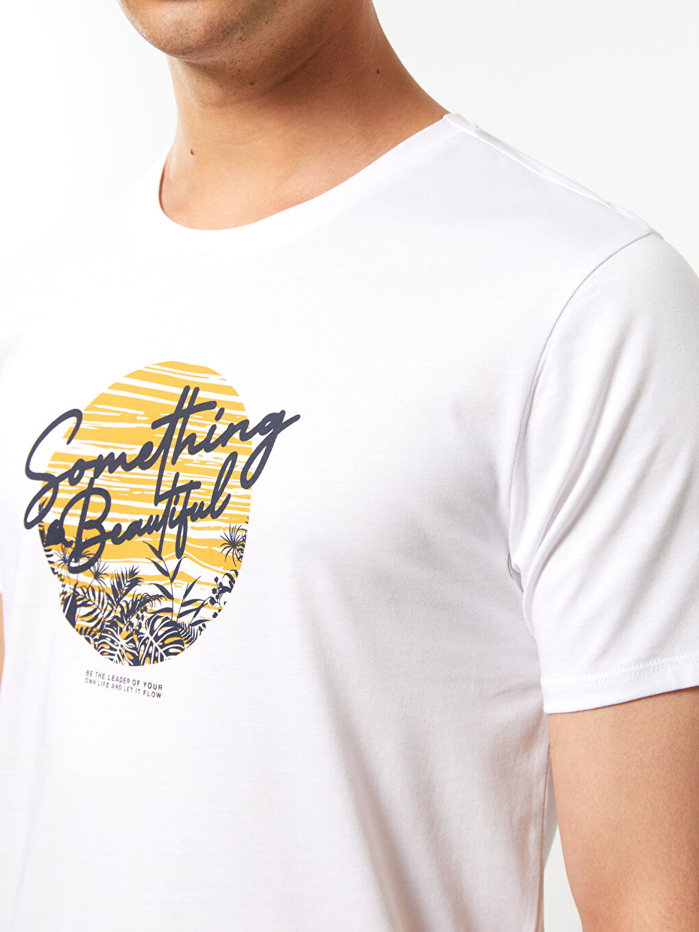 Beyaz Bisiklet Yaka Kısa Kol Baskılı Erkek Tişört-3