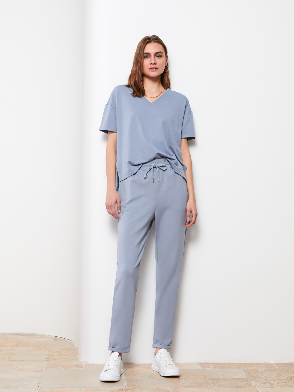 Mavi V Yaka Düz Kısa Kollu Kadın Tişört-2