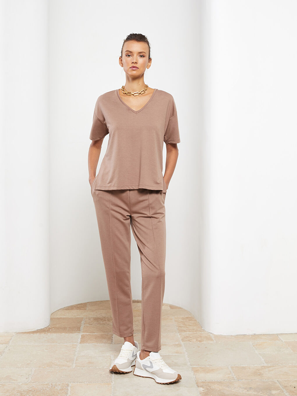 Kahverengi V Yaka Düz Kısa Kollu Kadın Tişört