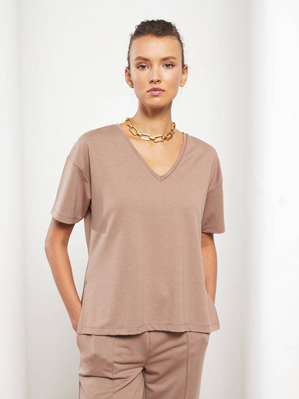 Kahverengi V Yaka Düz Kısa Kollu Kadın Tişört-1