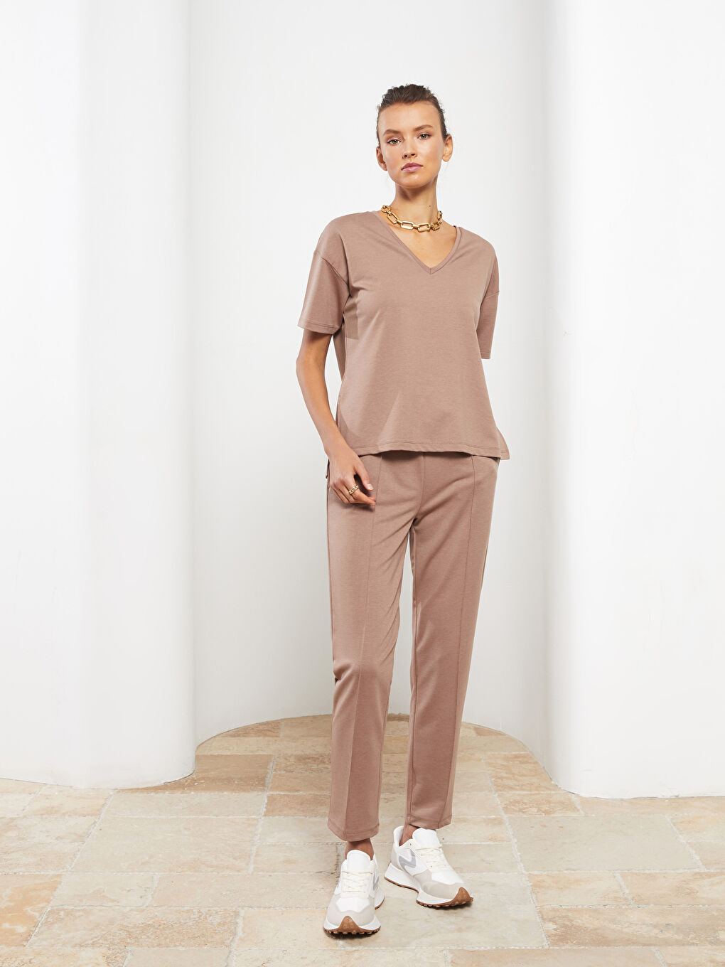 Kahverengi V Yaka Düz Kısa Kollu Kadın Tişört-2